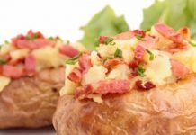 Aprenda a fazer uma deliciosa batata recheada com bacon e carne moída