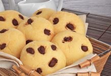 Aprenda a fazer pão de queijo com gotas de chocolate
