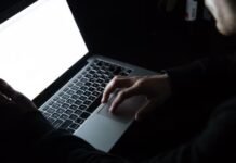 Extorsão digital: Jovem é presa por cobrar até R$ 300 para apagar boatos de moradores nas redes sociais